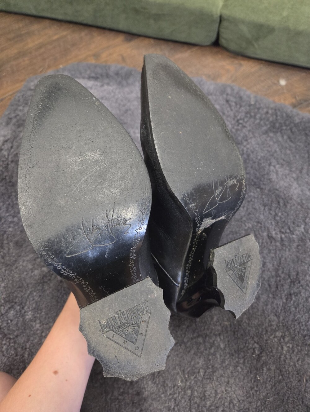 John Fluevog Black Leather Pointed Toe Chelsea Ankle Boots Sz 6.5 Sculpted Heel - Picture 4 of 9
